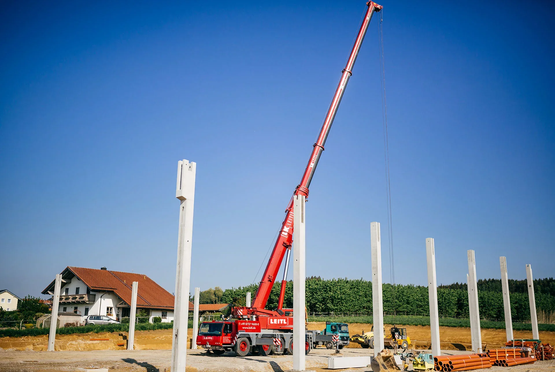 Aufgebauter Mobilkran von Leitl mit ausgefahrenem Ausleger
