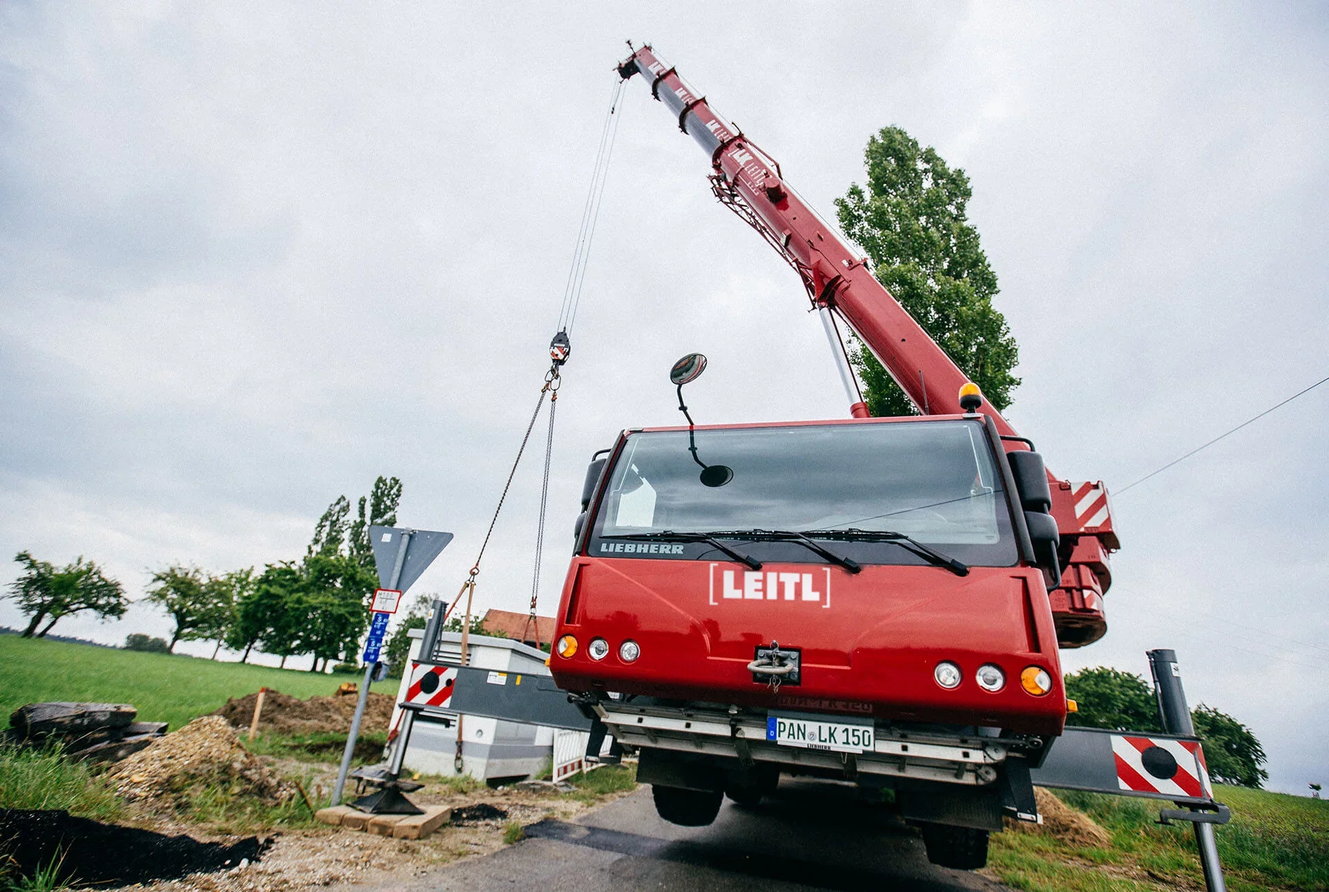 Mobilkran von Leitl im Einsatz auf einer Baustelle