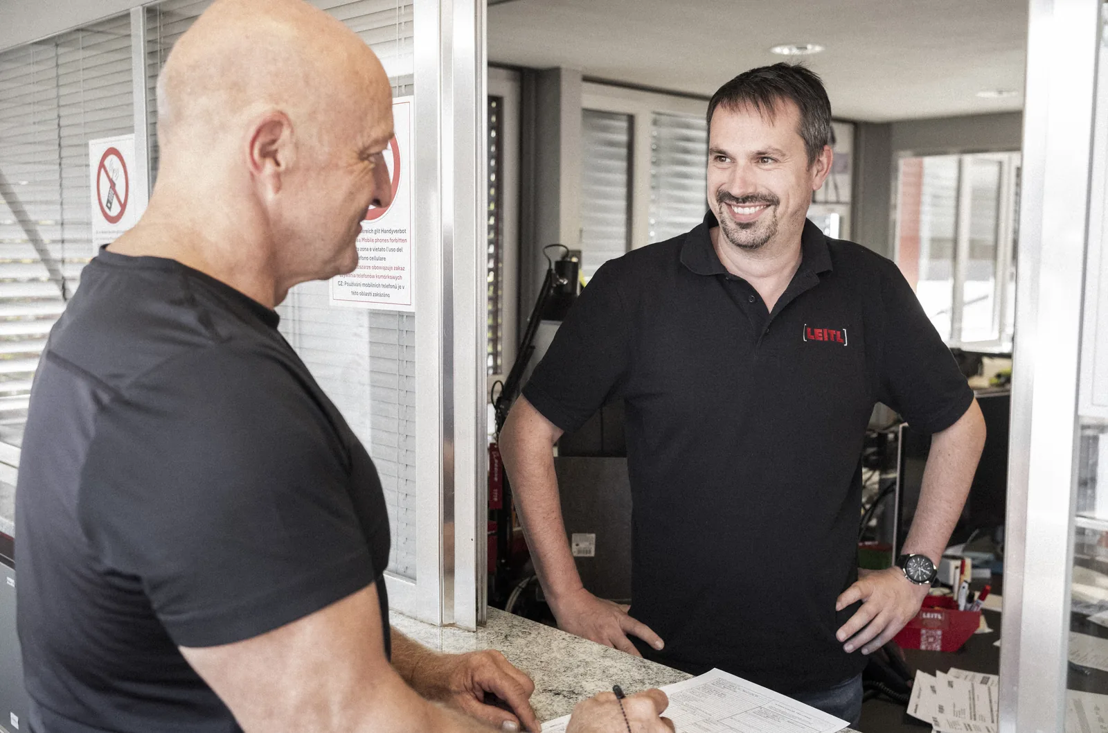 Kollegen bei der Materialannahme