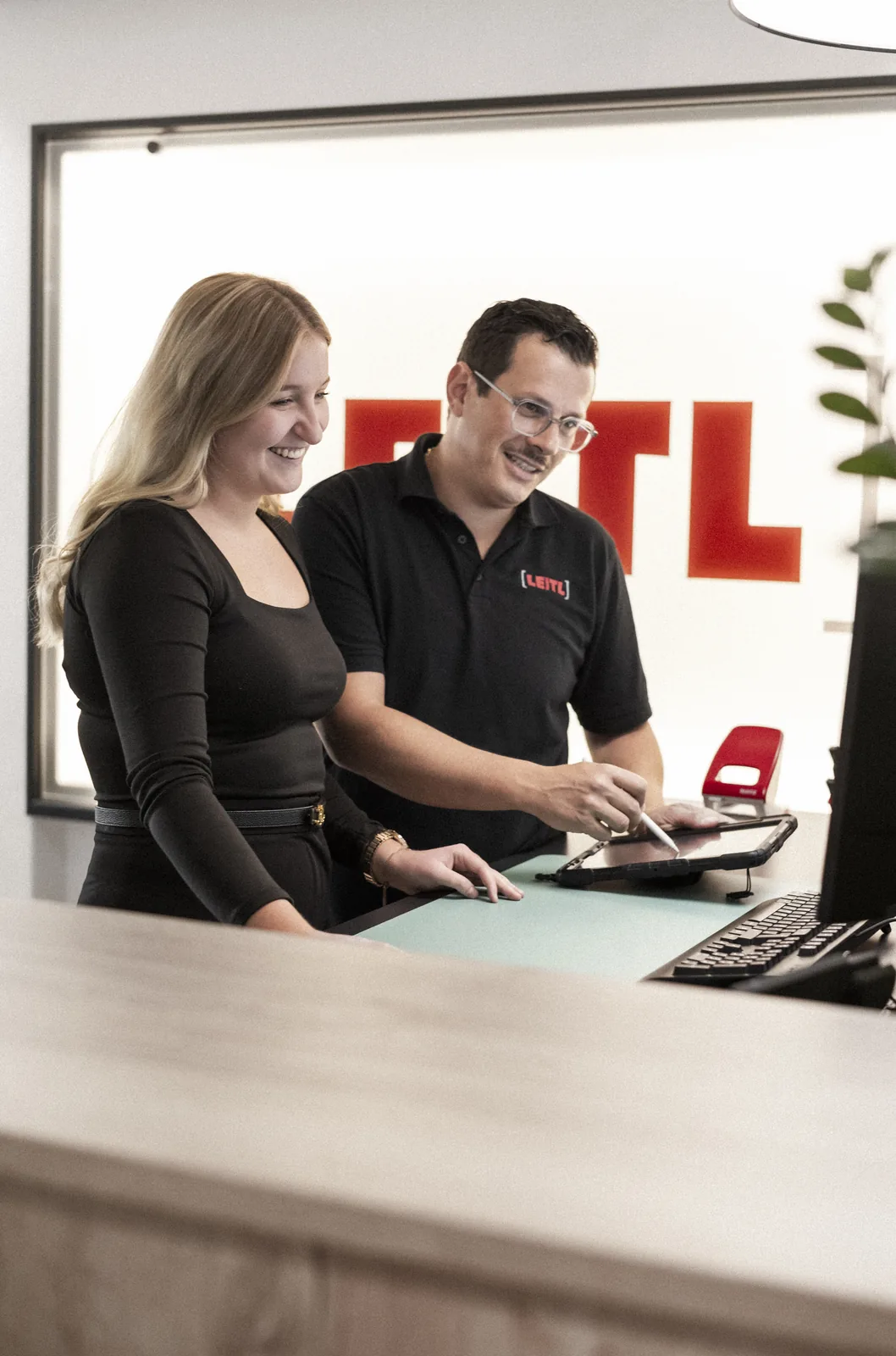 Kolleginnen und Kollegen im Büro der Leitl GmbH