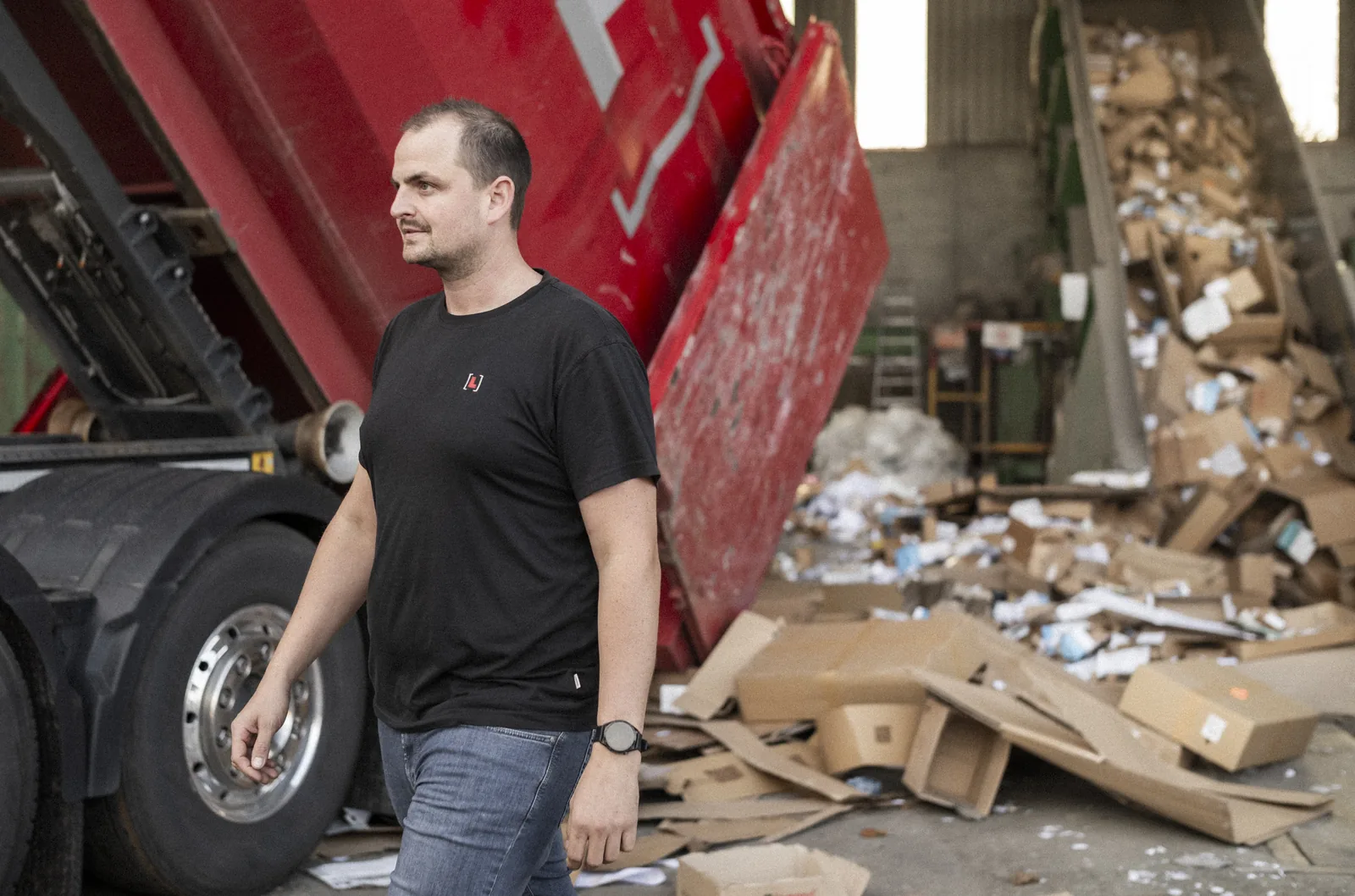 Mitarbeiter am Container auf dem Recyclinghof