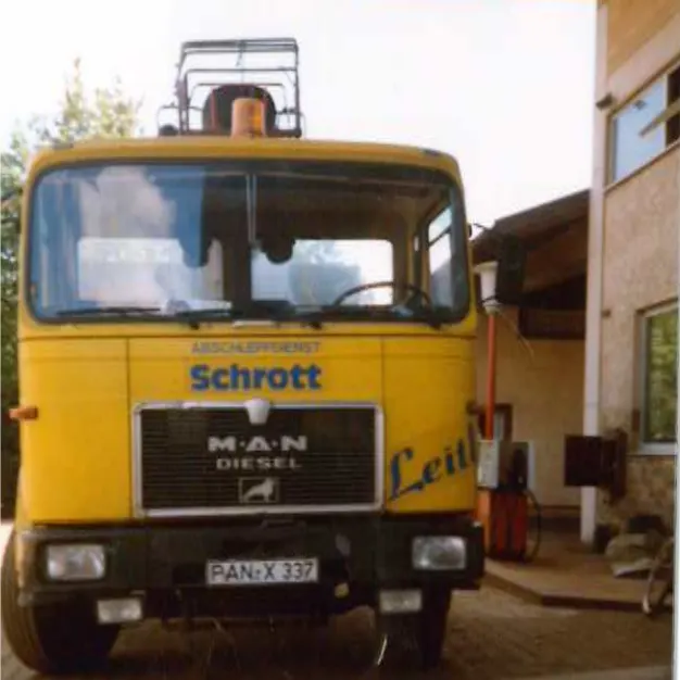 Fruehes Schrottfahrzeug der Firma Xaver Leitl mit Abschleppkran