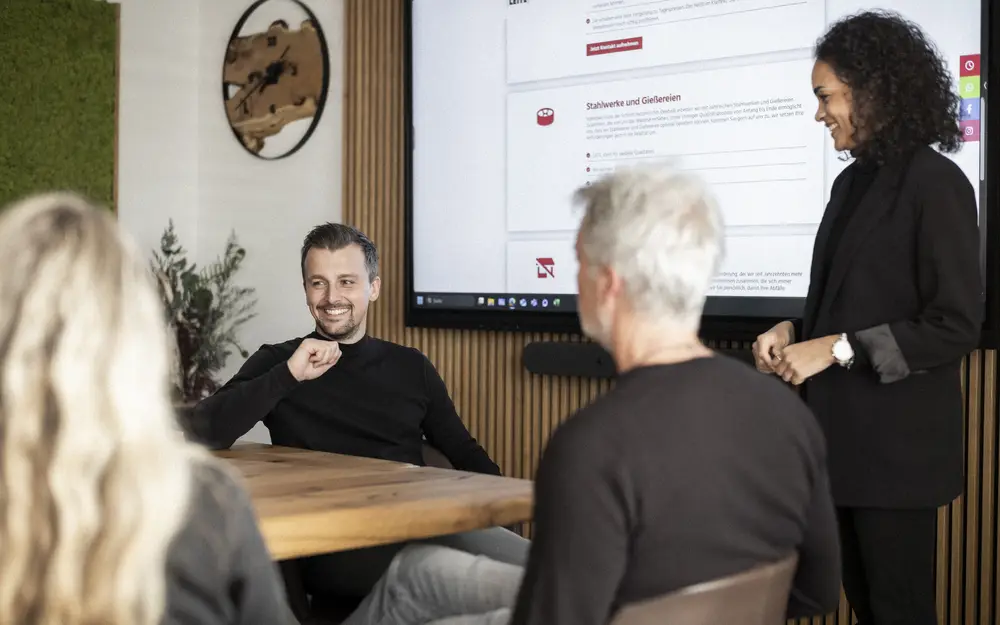 Team von Leitl im Besprechungsraum, dritte Generation