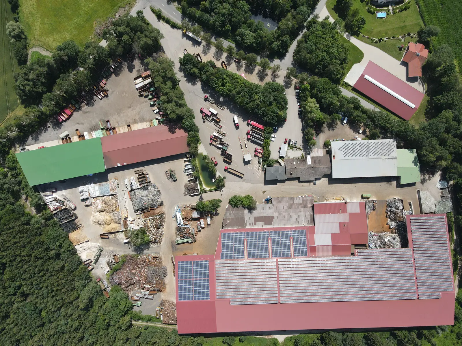 Luftbild des Betriebsgelaendes mit Photovoltaikanlagen auf den Daechern