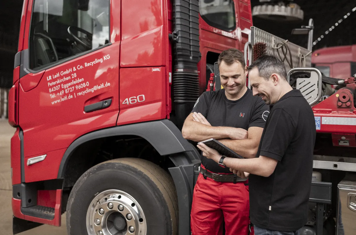 Zwei Fahrer am LKW mit Tablet