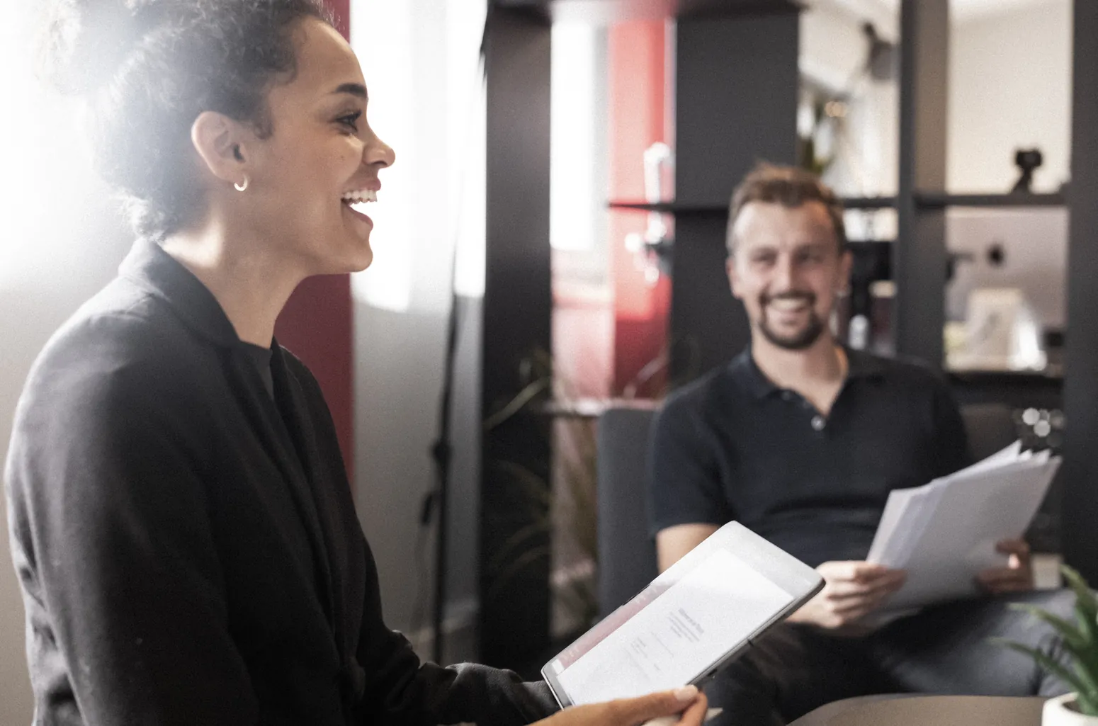 Beratung mit Unterlagen am Besprechungstisch