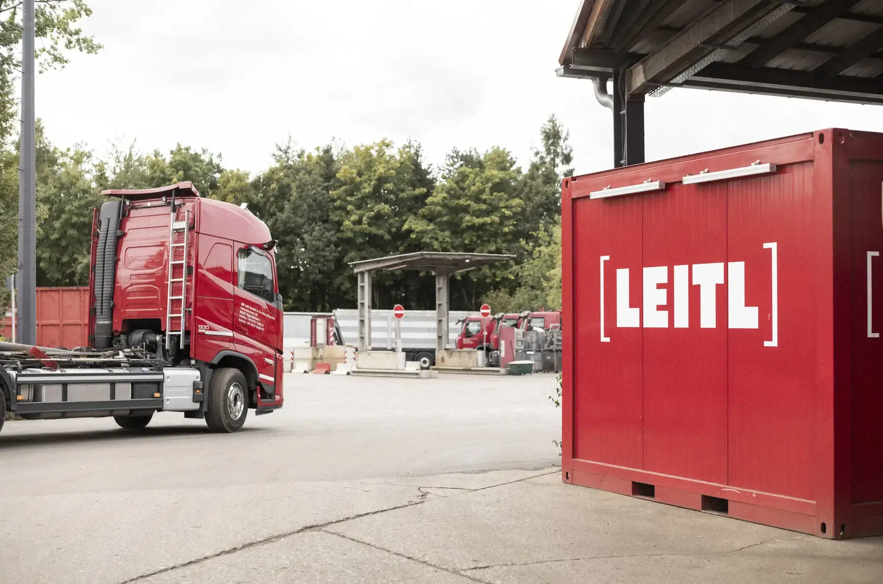 Roter Leitl-Container auf dem Betriebsgelände